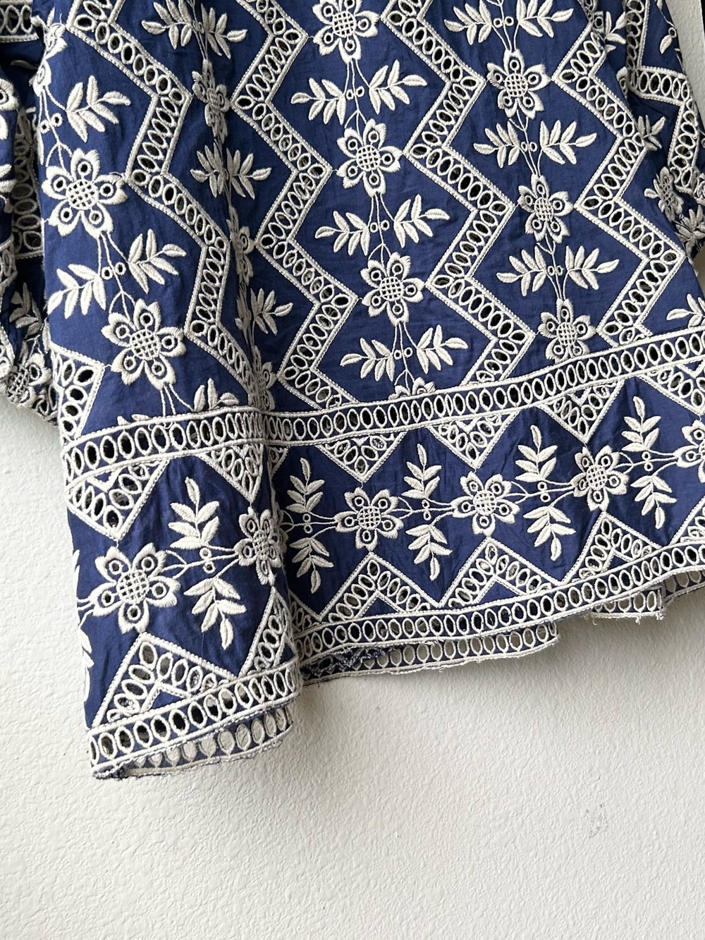 Rare Sea New York Navy Blue Cream Crochet Eyelet Lace Zippy Short Sleeve Top M - Picture 9 of 15